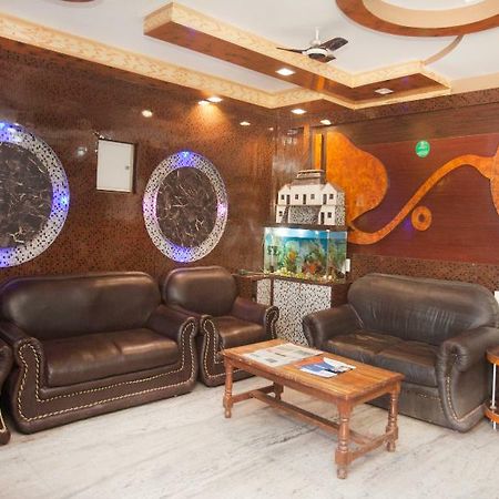 Oyo 343 Pop Life Hotel Banke Exterior photo